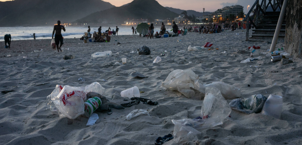 praia com muita poluição